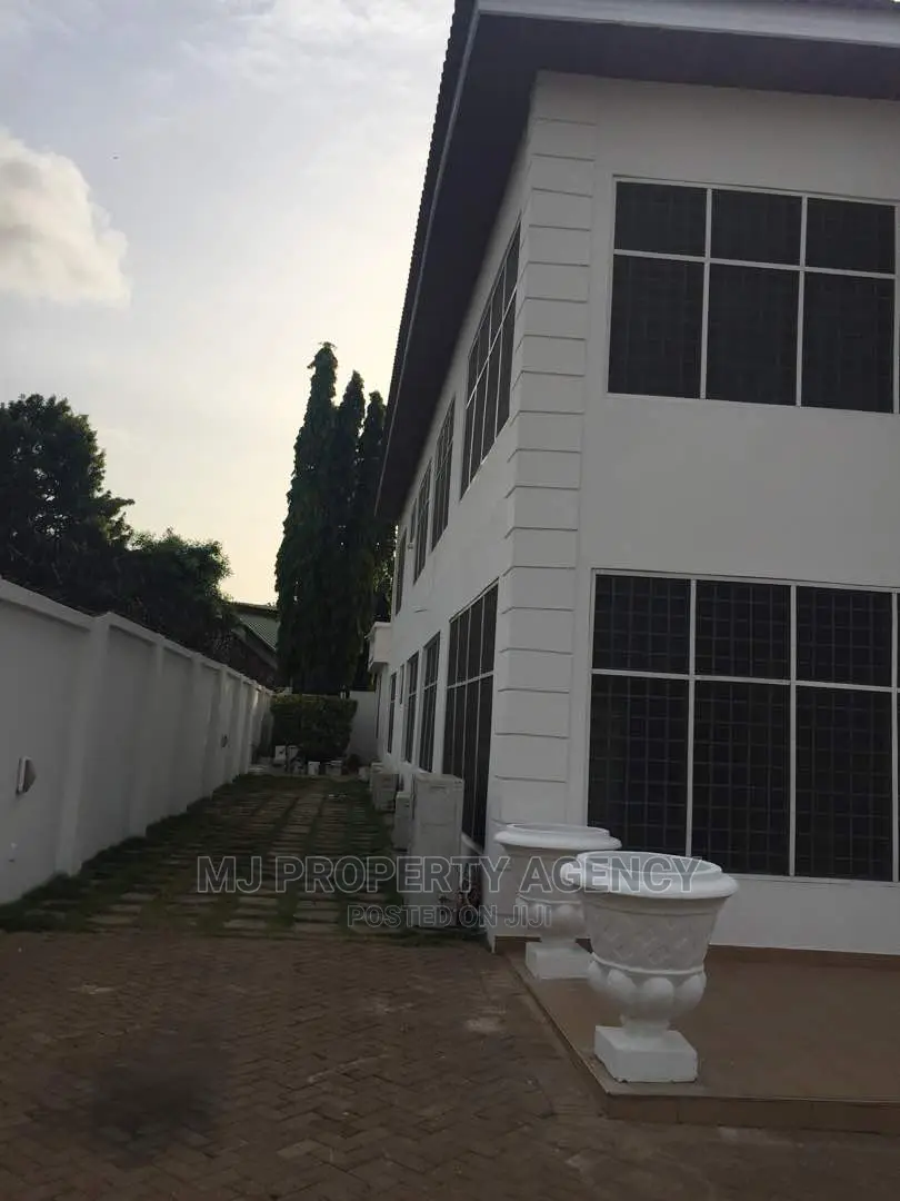 10bdrm House in Community 12, Tema Metropolitan for sale