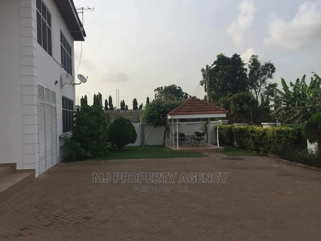 10bdrm House in Community 12, Tema Metropolitan for sale