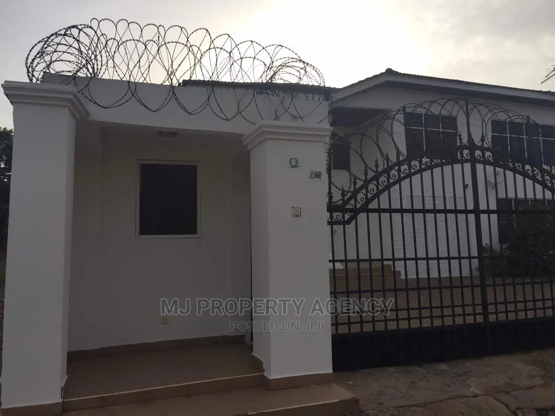 10bdrm House in Community 12, Tema Metropolitan for sale