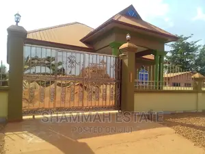 5bdrm Apartment in Aiding Estate, Sunyani Municipal for rent