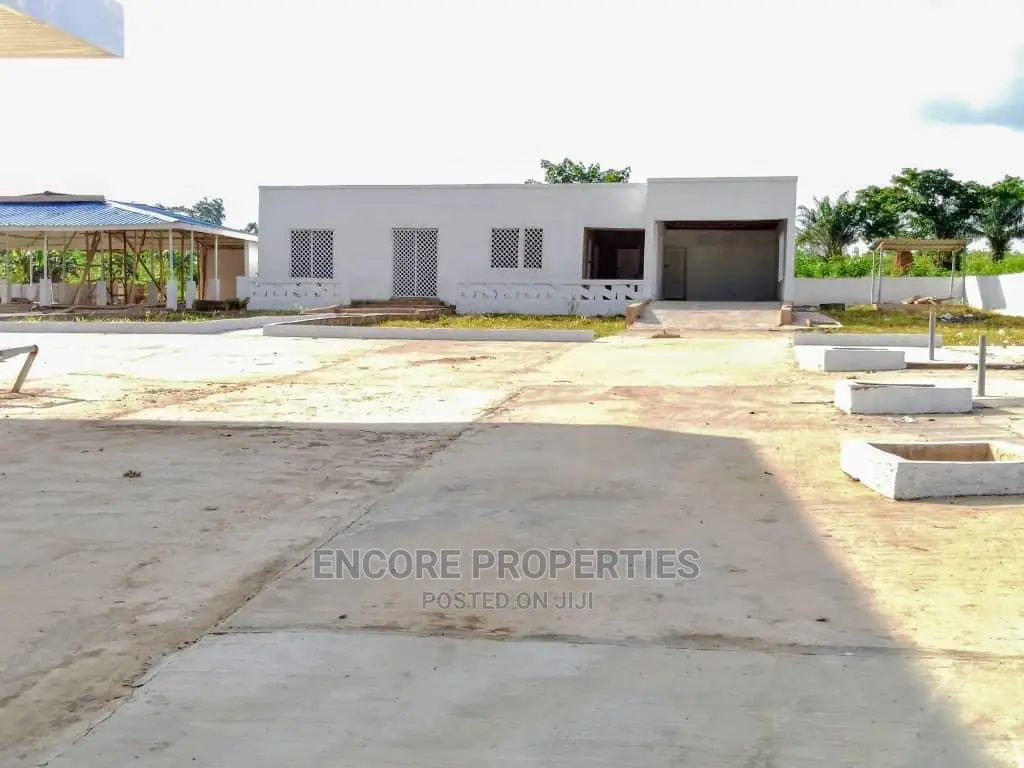 6bdrm Maisonette in Asamankese, Akuapim South for Sale