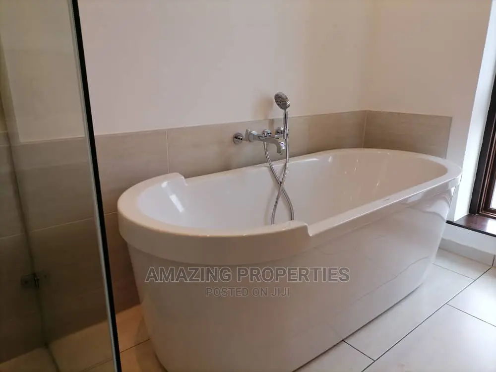 6bdrm House in Amazing Properties, Tema Metropolitan for sale
