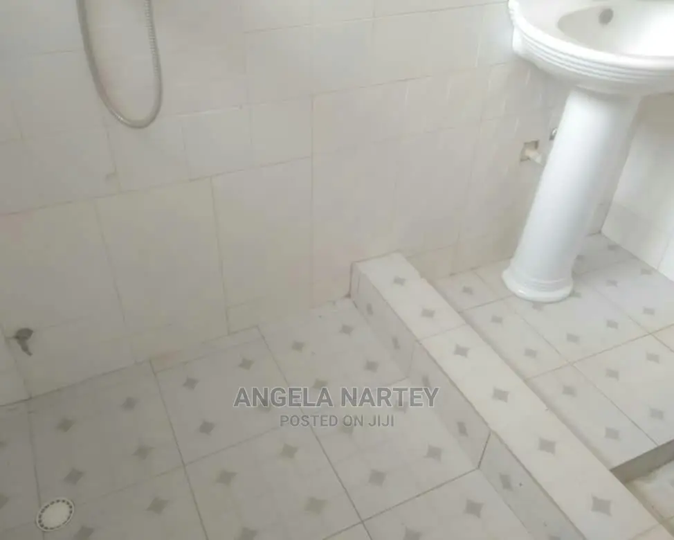 2bdrm Apartment in Sakumono Estates, Tema Metropolitan for sale