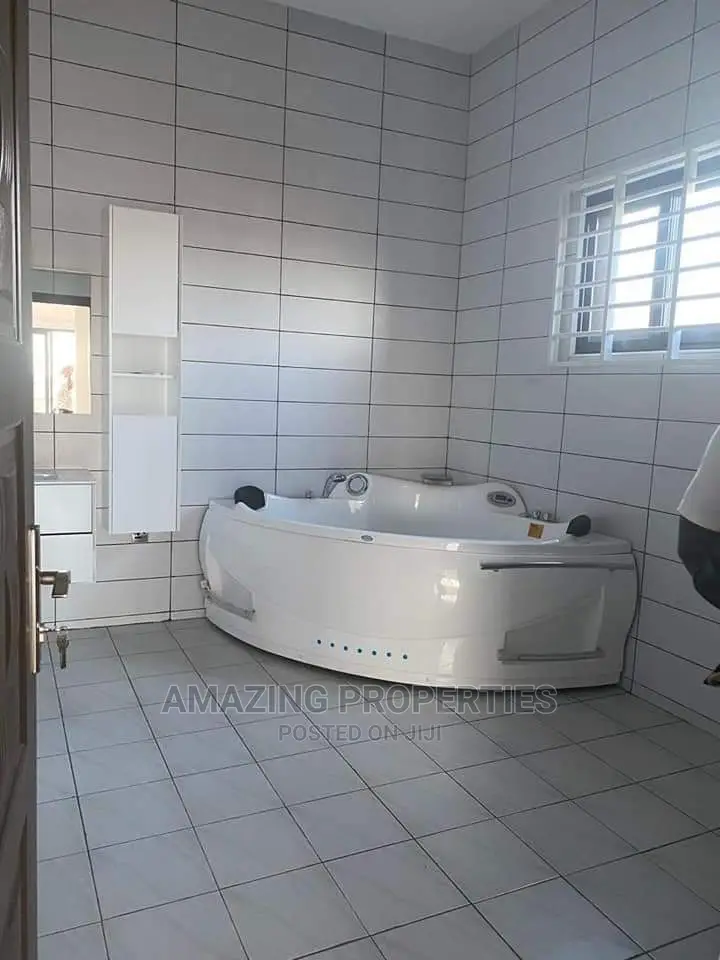 6bdrm House in East Legon, Accra Metropolitan for Sale