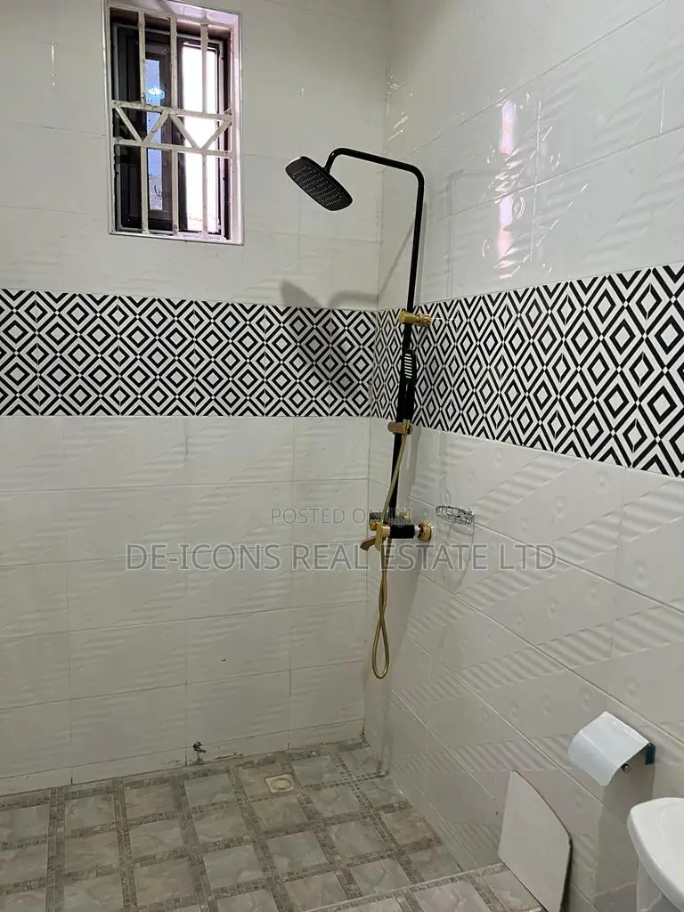 3bdrm House in De-Icons Real Estate, Awutu Senya East Municipal