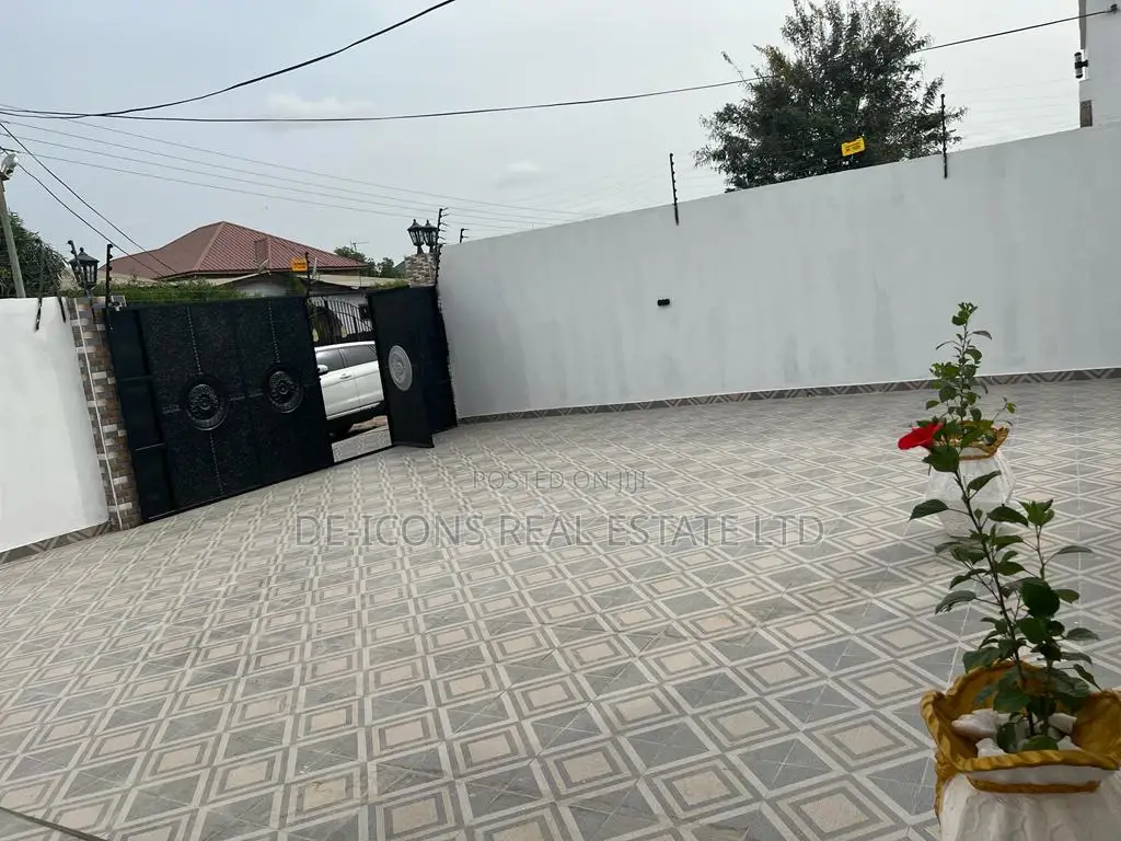 3bdrm House in De-Icons Real Estate, Awutu Senya East Municipal
