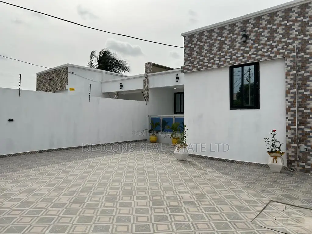 3bdrm House in De-Icons Real Estate, Awutu Senya East Municipal