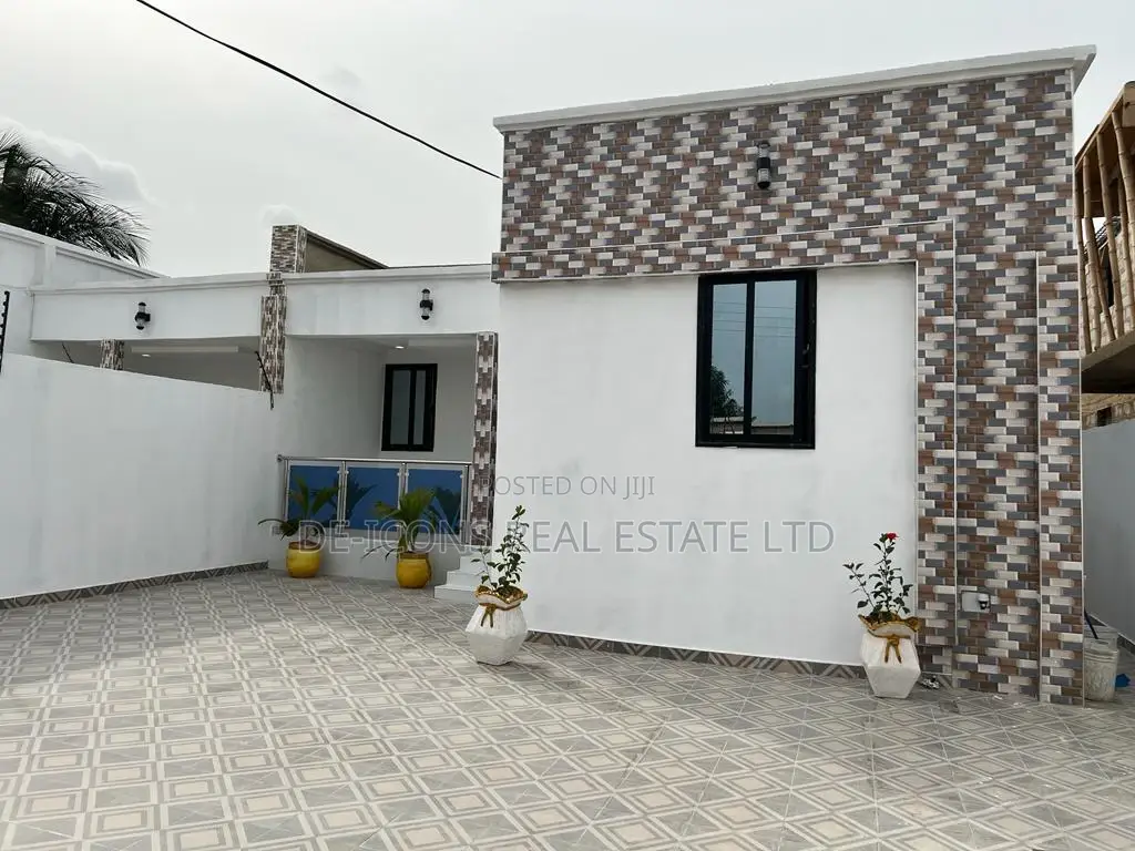 3bdrm House in De-Icons Real Estate, Awutu Senya East Municipal
