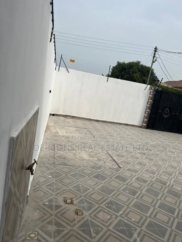 3bdrm House in De-Icons Real Estate, Awutu Senya East Municipal