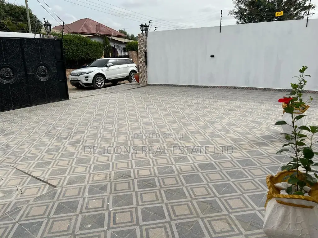 3bdrm House in De-Icons Real Estate, Awutu Senya East Municipal