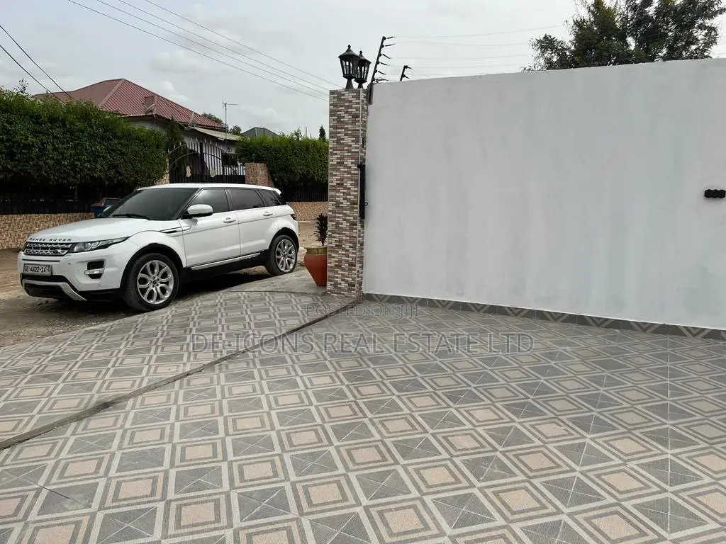 3bdrm House in De-Icons Real Estate, Awutu Senya East Municipal