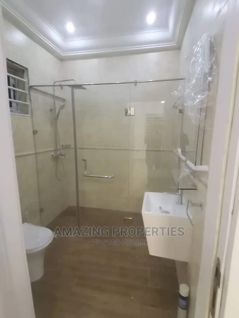 5bdrm House in East Legon for Sale