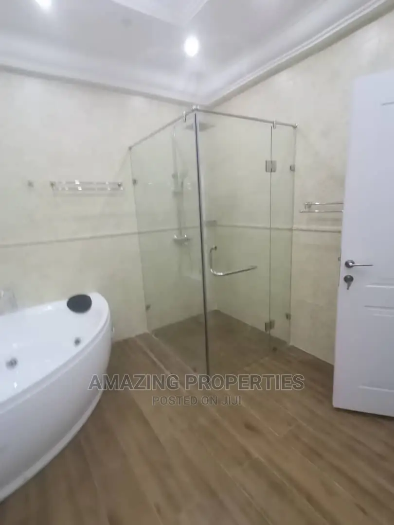 5bdrm House in East Legon for Sale