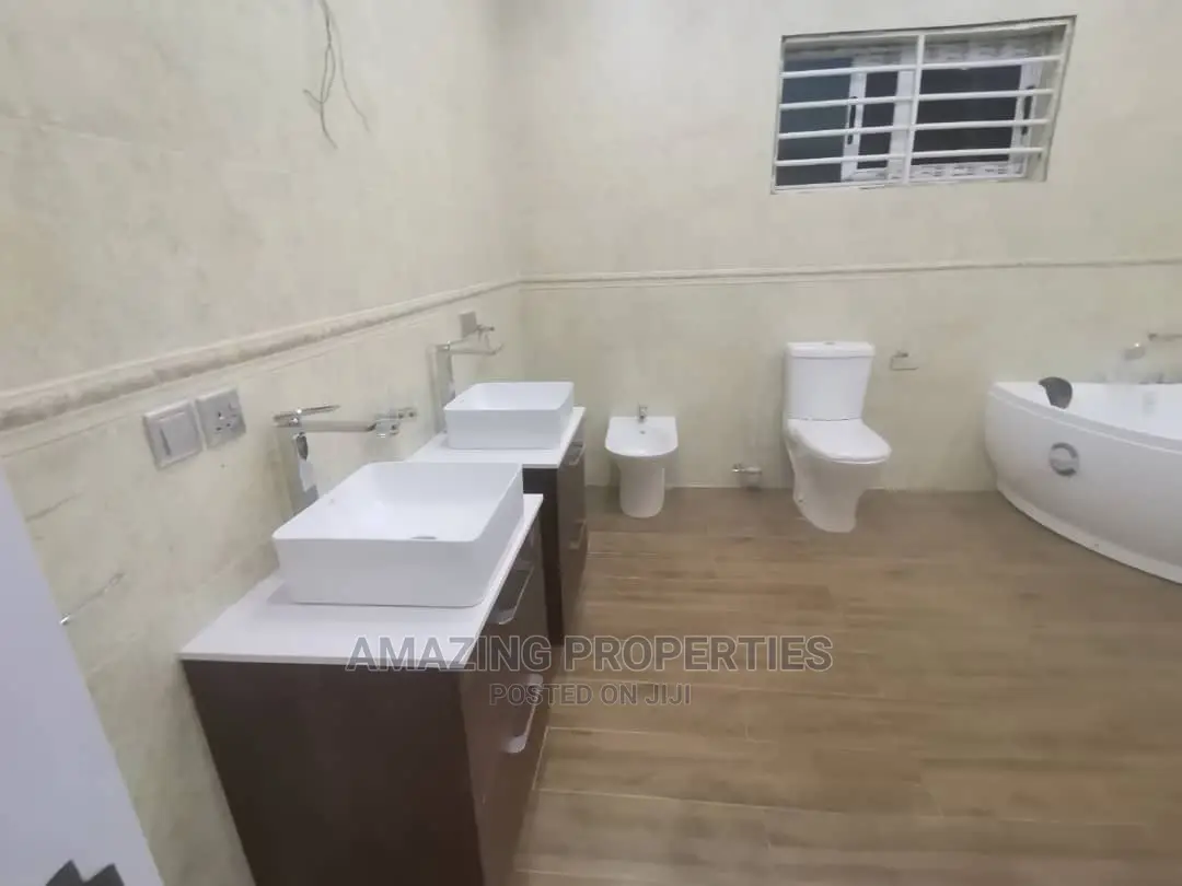 5bdrm House in East Legon for Sale