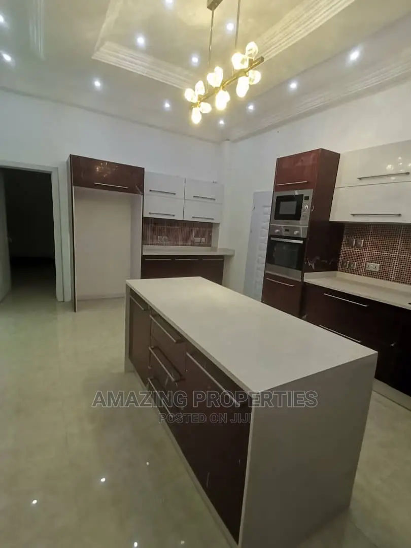 5bdrm House in East Legon for Sale