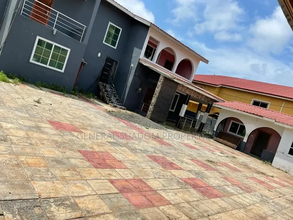 6bdrm Duplex in Suadom Properties, Baatsona Total for rent