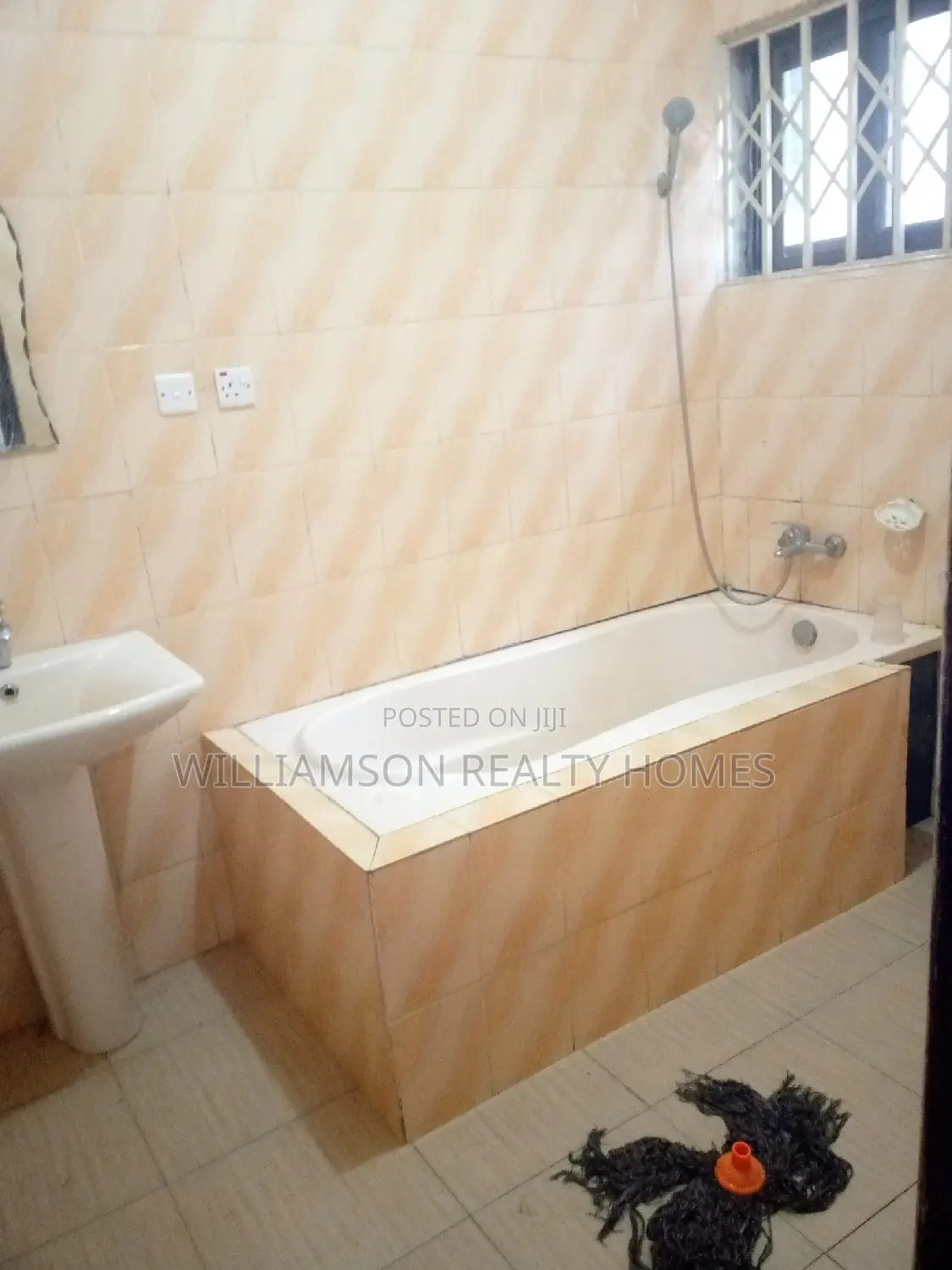 4bdrm Apartment in Community 18, Spintex for rent