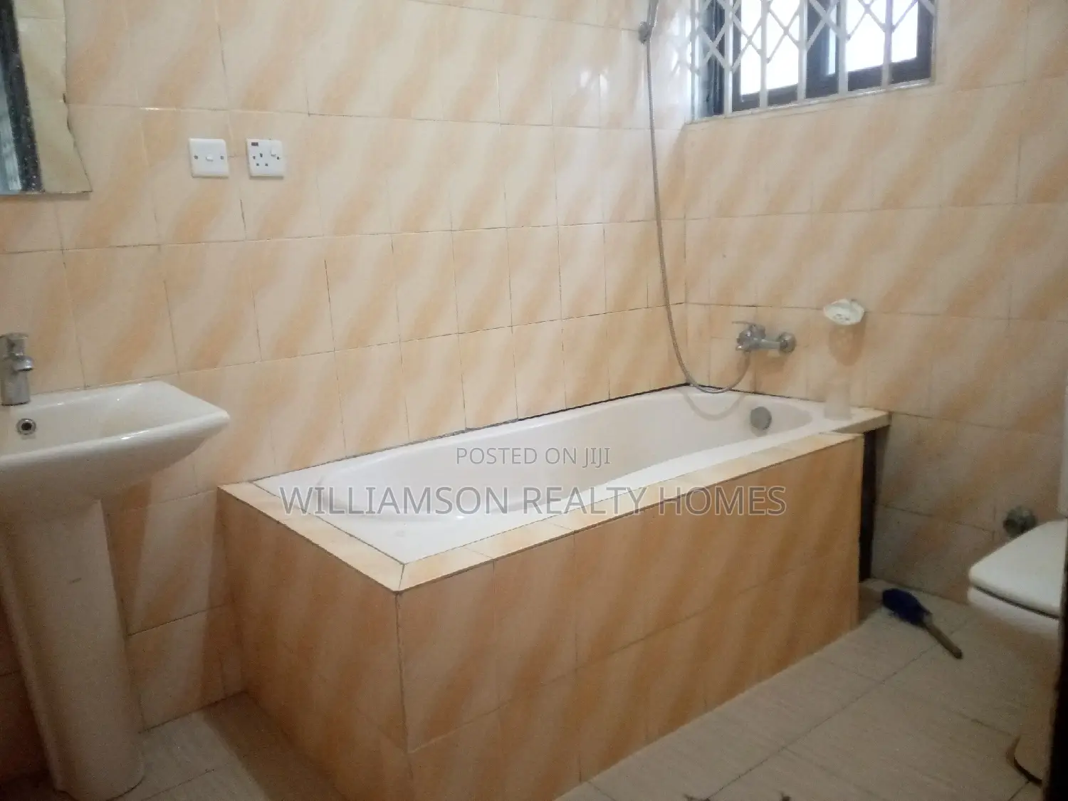 4bdrm Apartment in Community 18, Spintex for rent