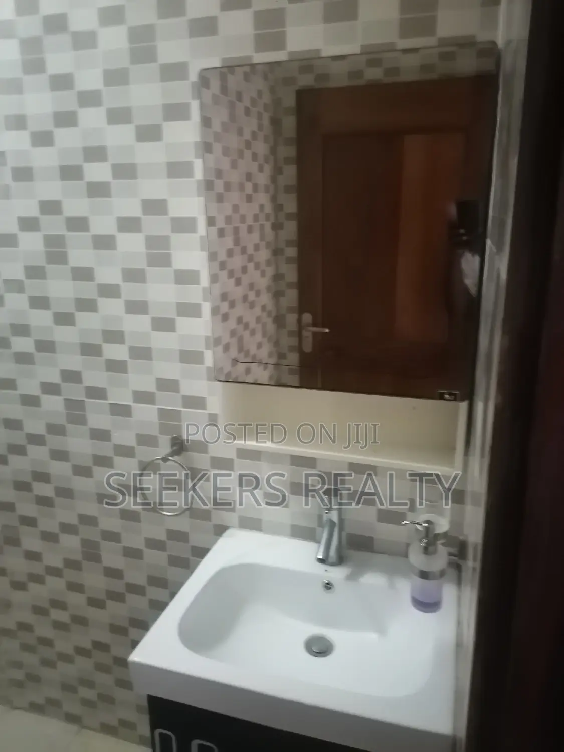 Furnished 3bdrm Apartment in Seekers Realty, Coffee Shop Area for rent
