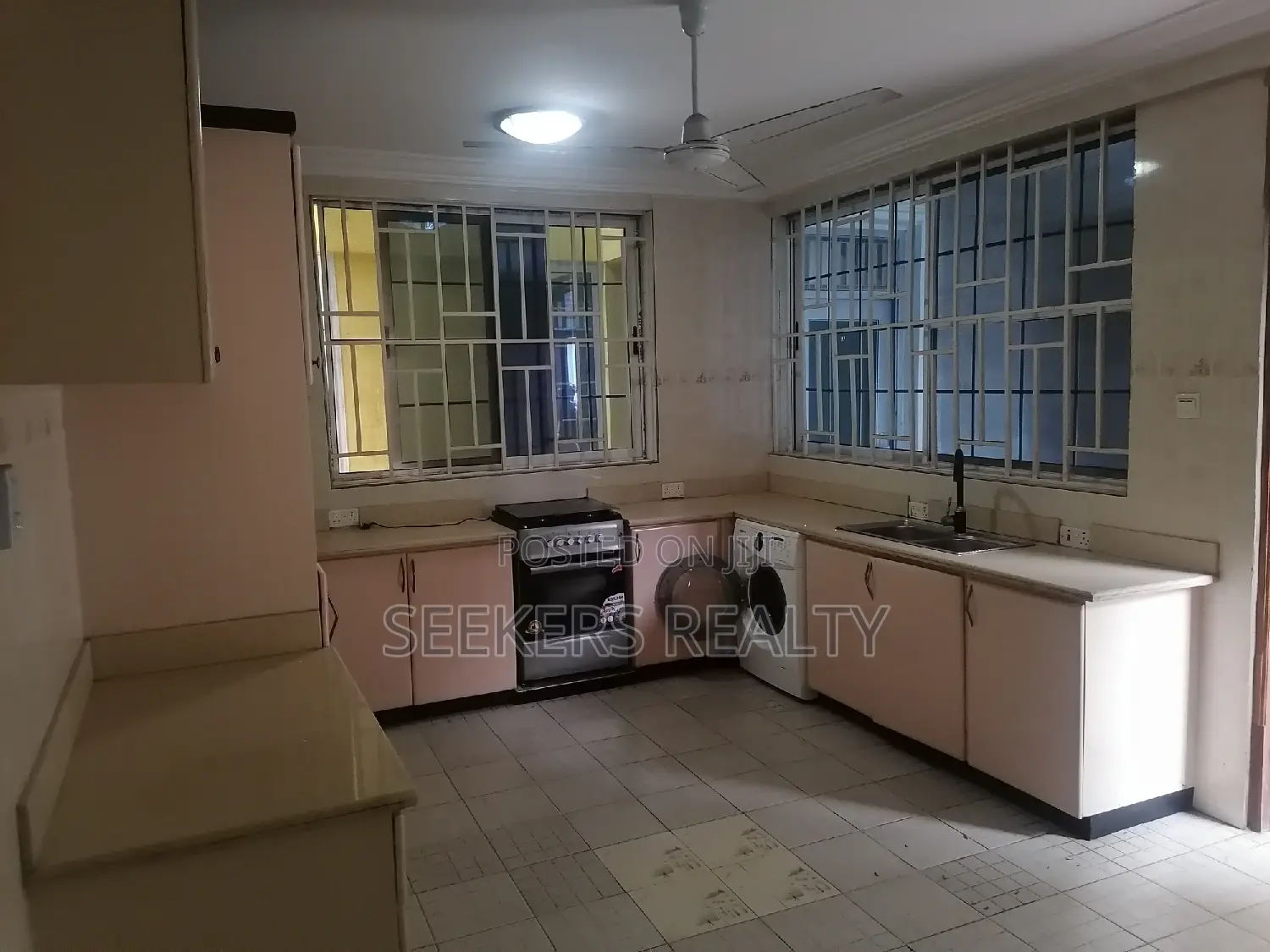 Furnished 3bdrm Apartment in Seekers Realty, Coffee Shop Area for rent