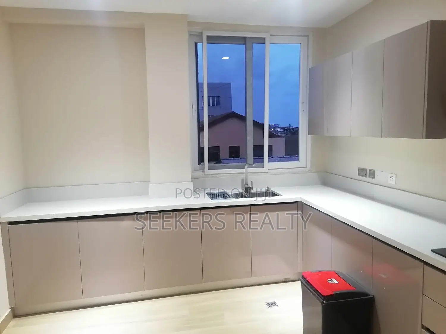 Furnished 2bdrm Apartment in Seekers Realty, Oxford Street for Rent