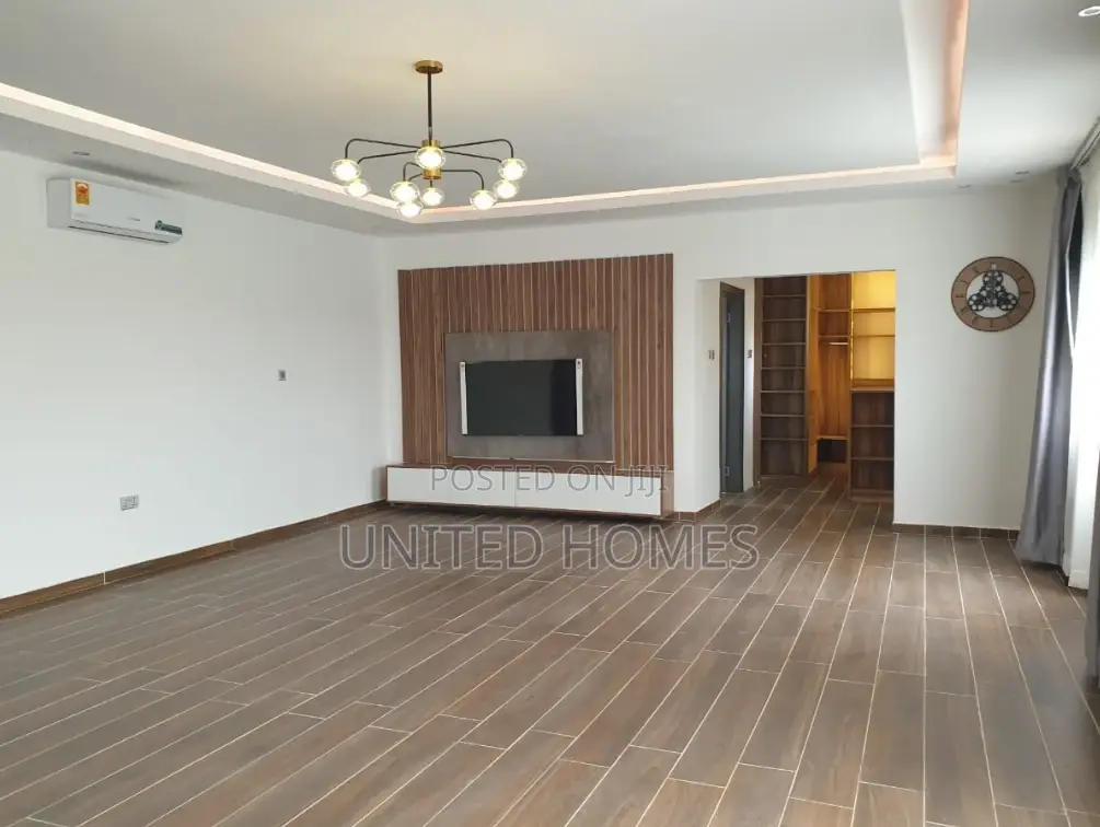 6bdrm House in East Legon for Sale