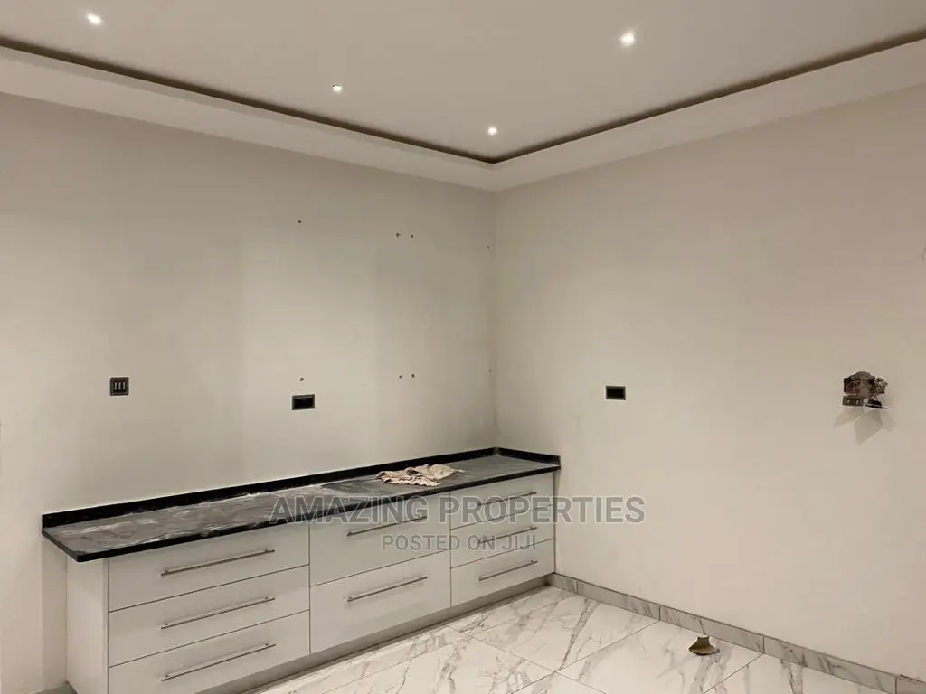 4bdrm House in Adjinganor, Adjiriganor for Sale