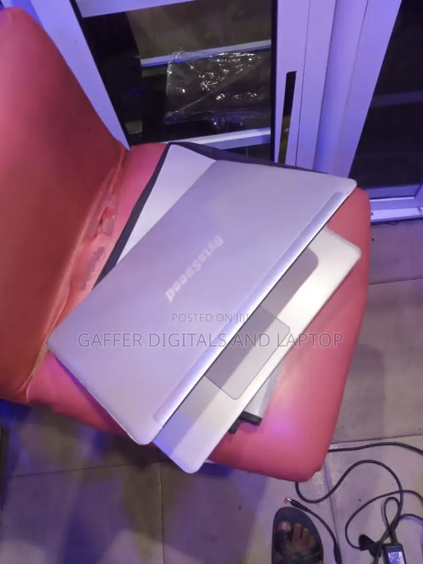 New Laptop Acer AS5755 8GB Intel Core I5 SSD 72GB