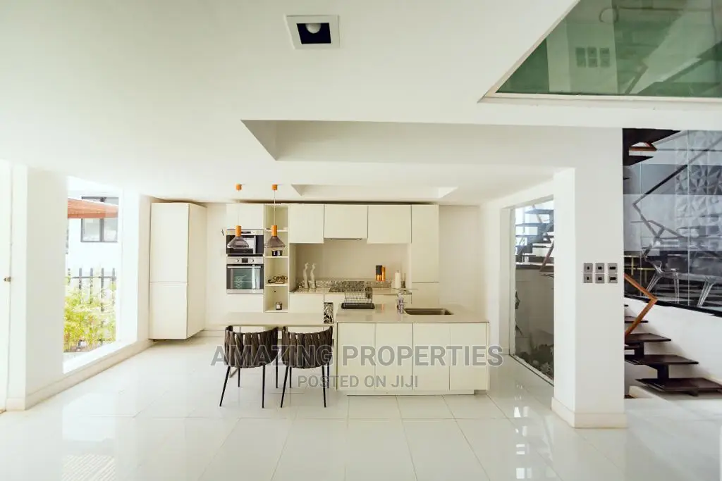 5bdrm Townhouse/Terrace in for Rent 5 Bedroom, Cantonments for Rent