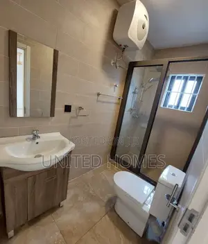 6bdrm House in Lake Side Estate for Sale
