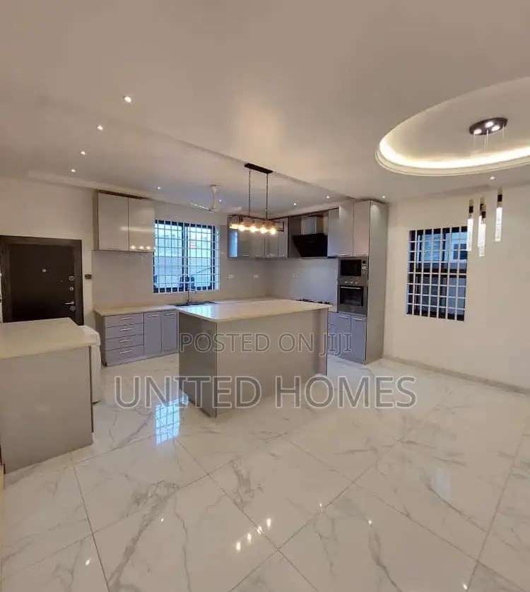 6bdrm House in Lake Side Estate for Sale