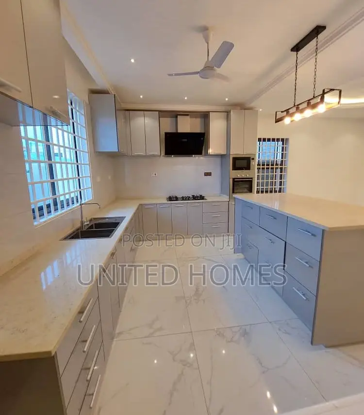 6bdrm House in Lake Side Estate for Sale
