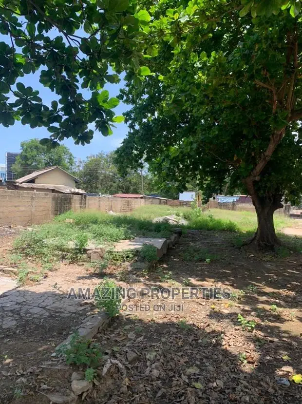 One Half Plots at Dzorwulu With Buildin