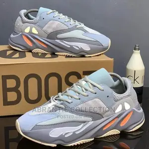 Adidas Yeezy 700