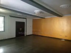 8bdrm House in Community 18, Spintex for rent