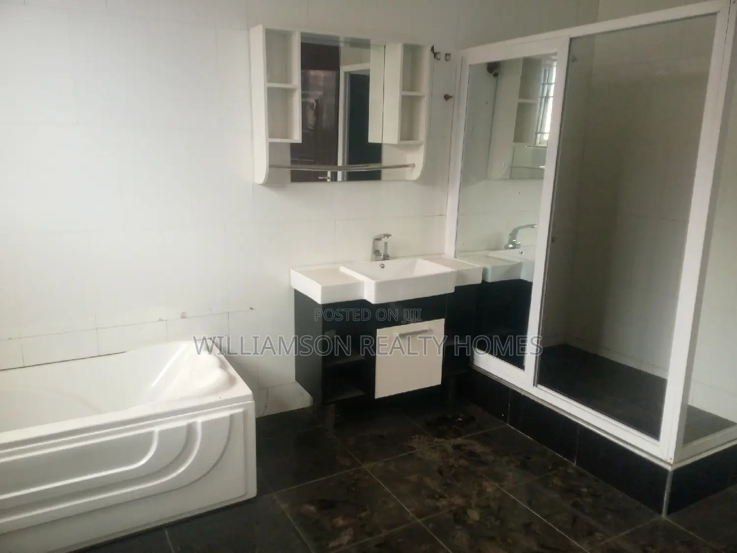 8bdrm House in Community 18, Spintex for rent