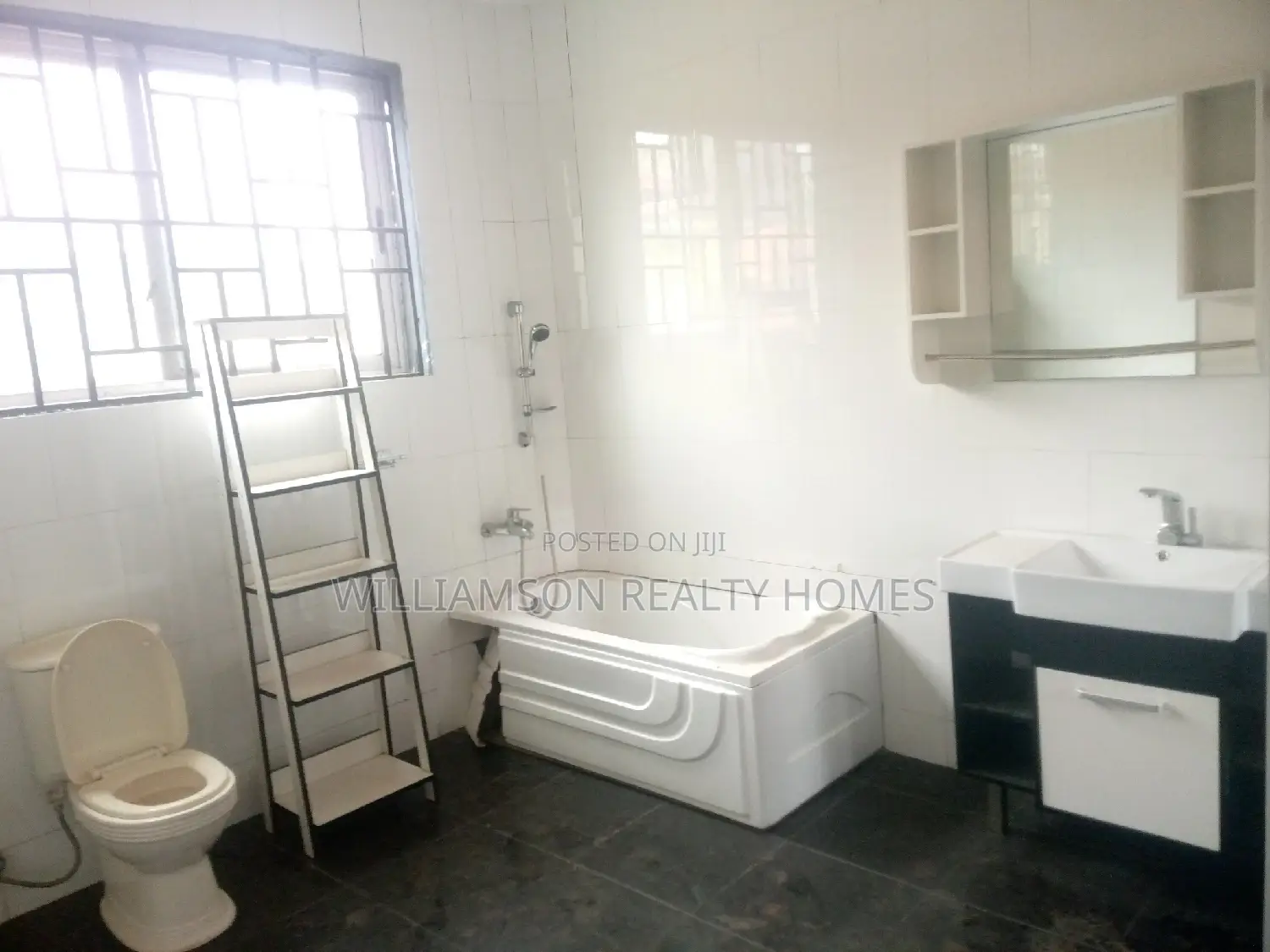 8bdrm House in Community 18, Spintex for rent
