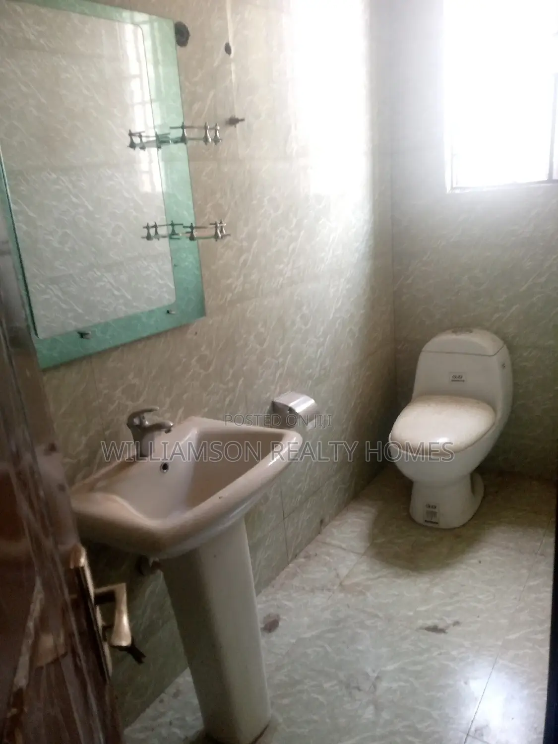 8bdrm House in Community 18, Spintex for rent