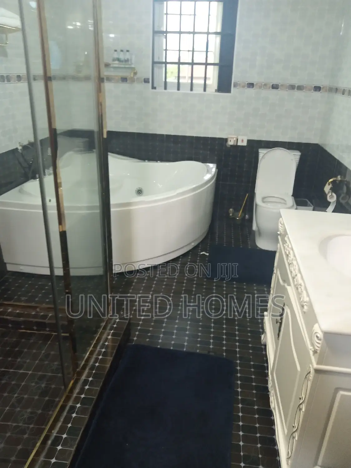 Furnished 6bdrm House in Adjiriganor for Sale