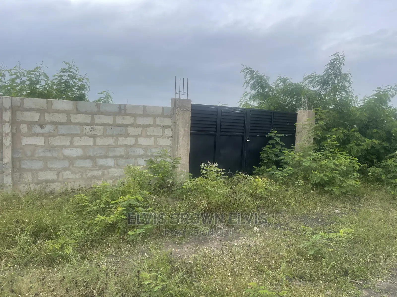 One Plot of Land for Sale With Walled and Gate at Trasacco