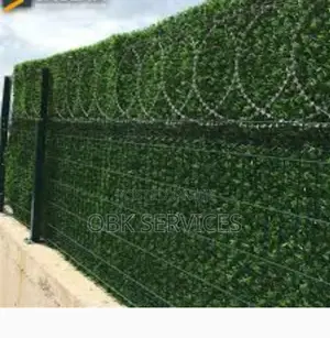 Artificial-Grass Chain Link