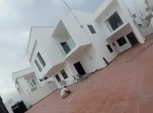4bdrm House in Lake Side Estate for Sale