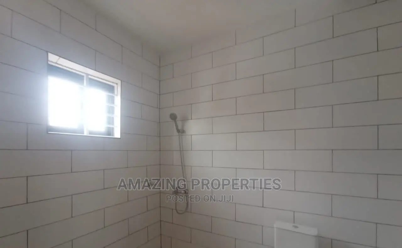 4bdrm House in Lake Side Estate for Sale