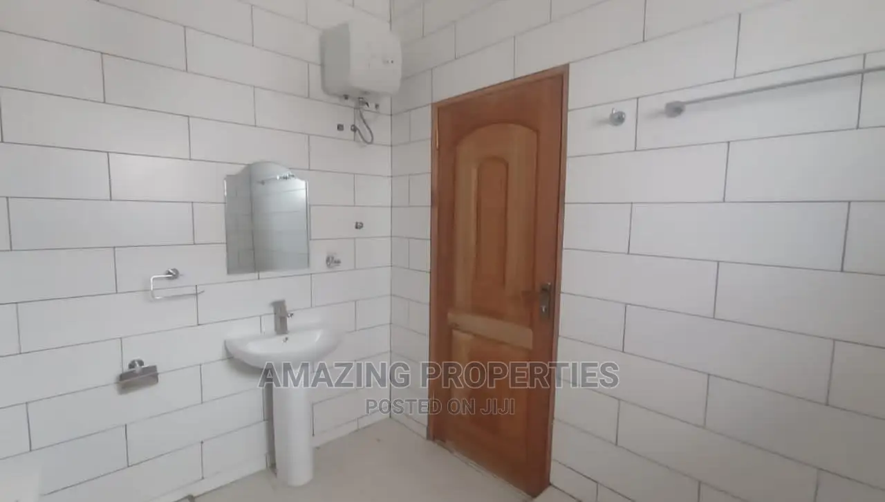 4bdrm House in Lake Side Estate for Sale