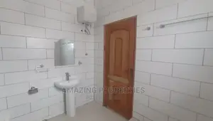 4bdrm House in Lake Side Estate for Sale