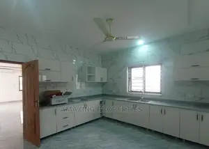 4bdrm House in Lake Side Estate for Sale
