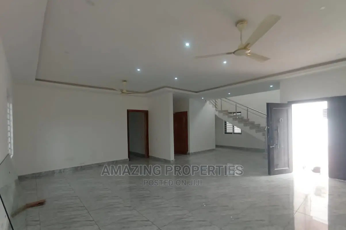 4bdrm House in Lake Side Estate for Sale