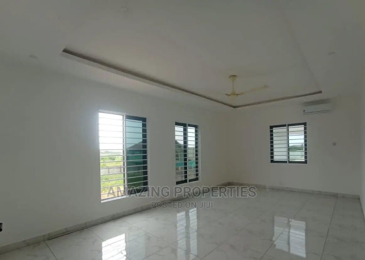 4bdrm House in Lake Side Estate for Sale