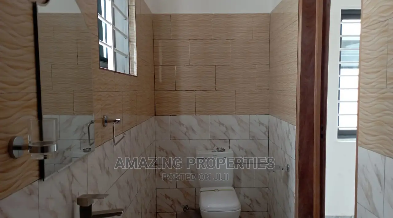 4bdrm House in Lake Side Estate for Sale