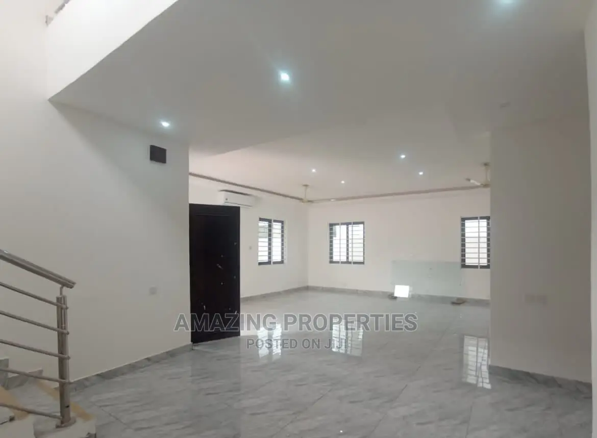 4bdrm House in Lake Side Estate for Sale